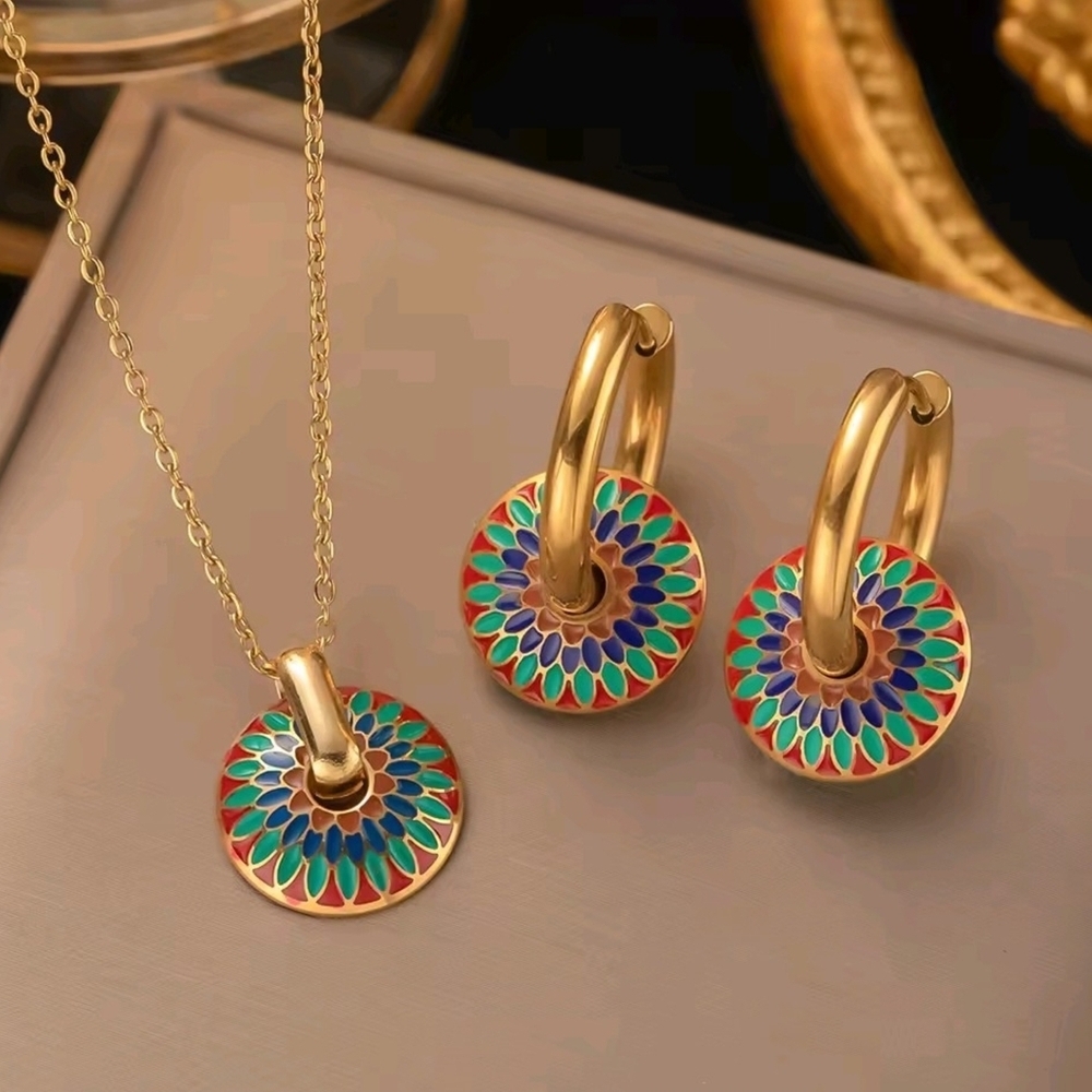 Elegant Gold Necklace